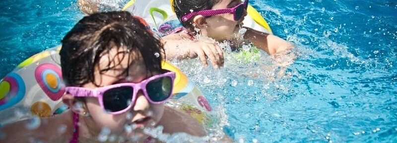 Kinder baden in Pool
