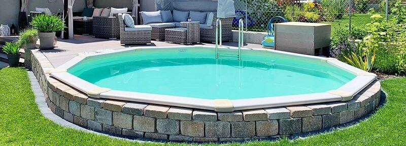 Aufstellpool in Garten