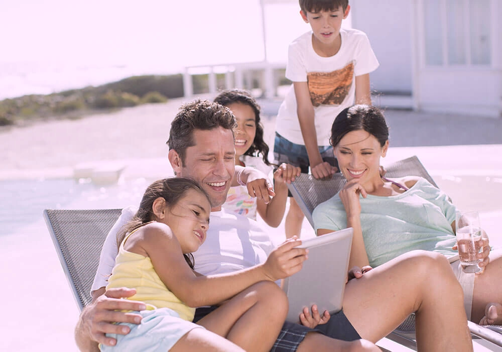 apoolco_family-on-tablet