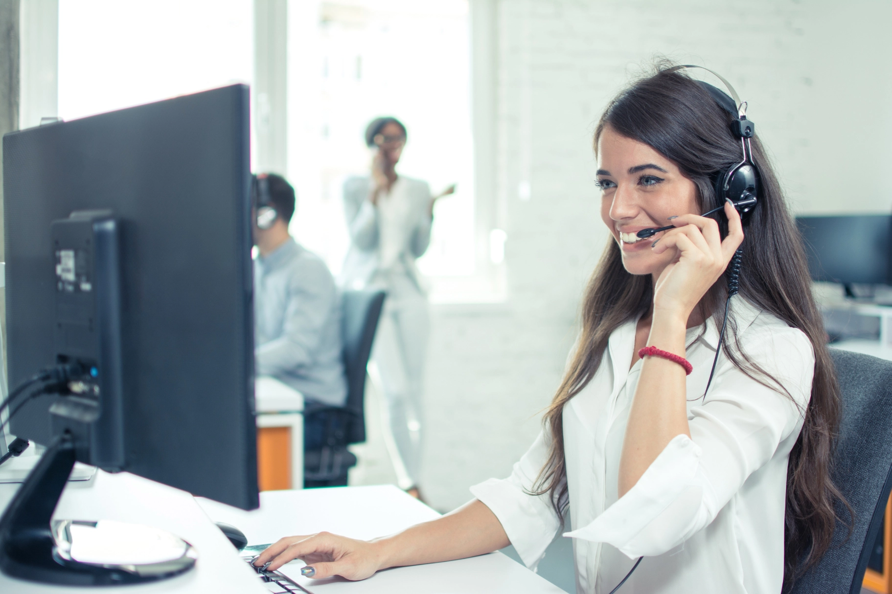 Frau mit Headset beratet